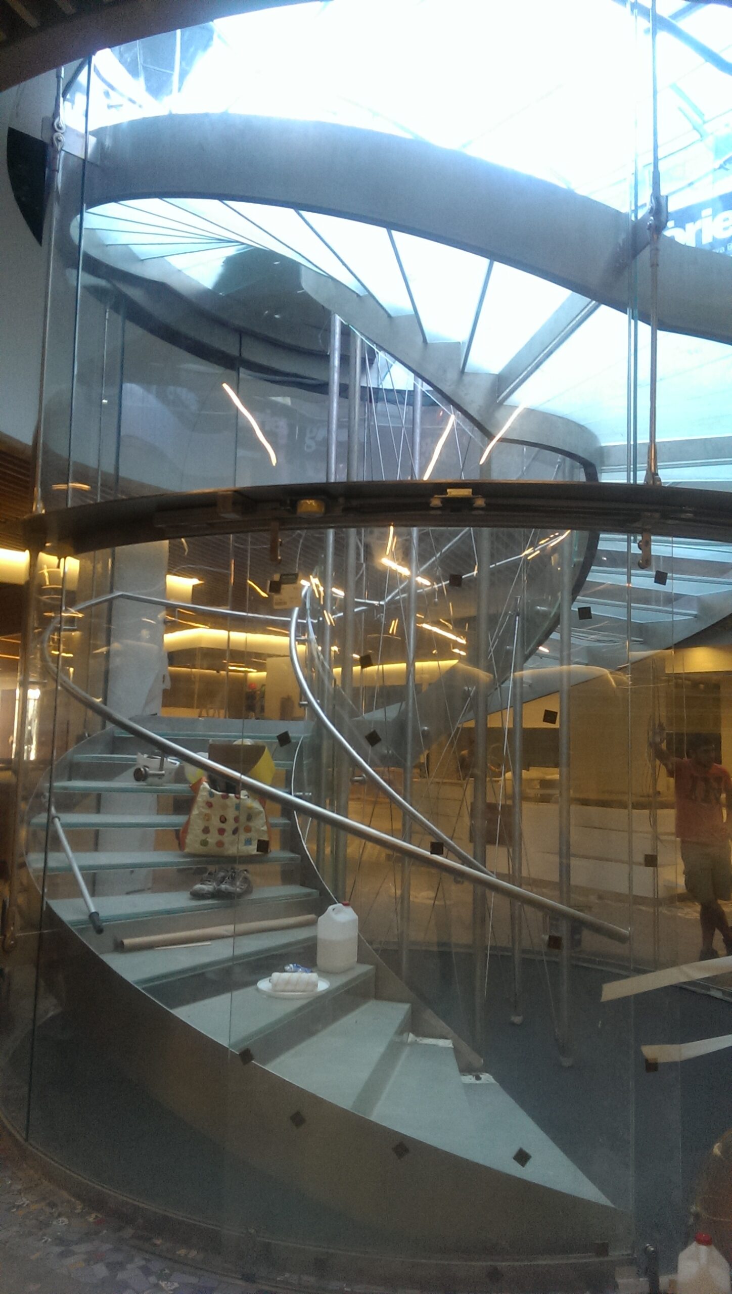 Escalera con vidrio antirrobo laminado — instalación Caixanova