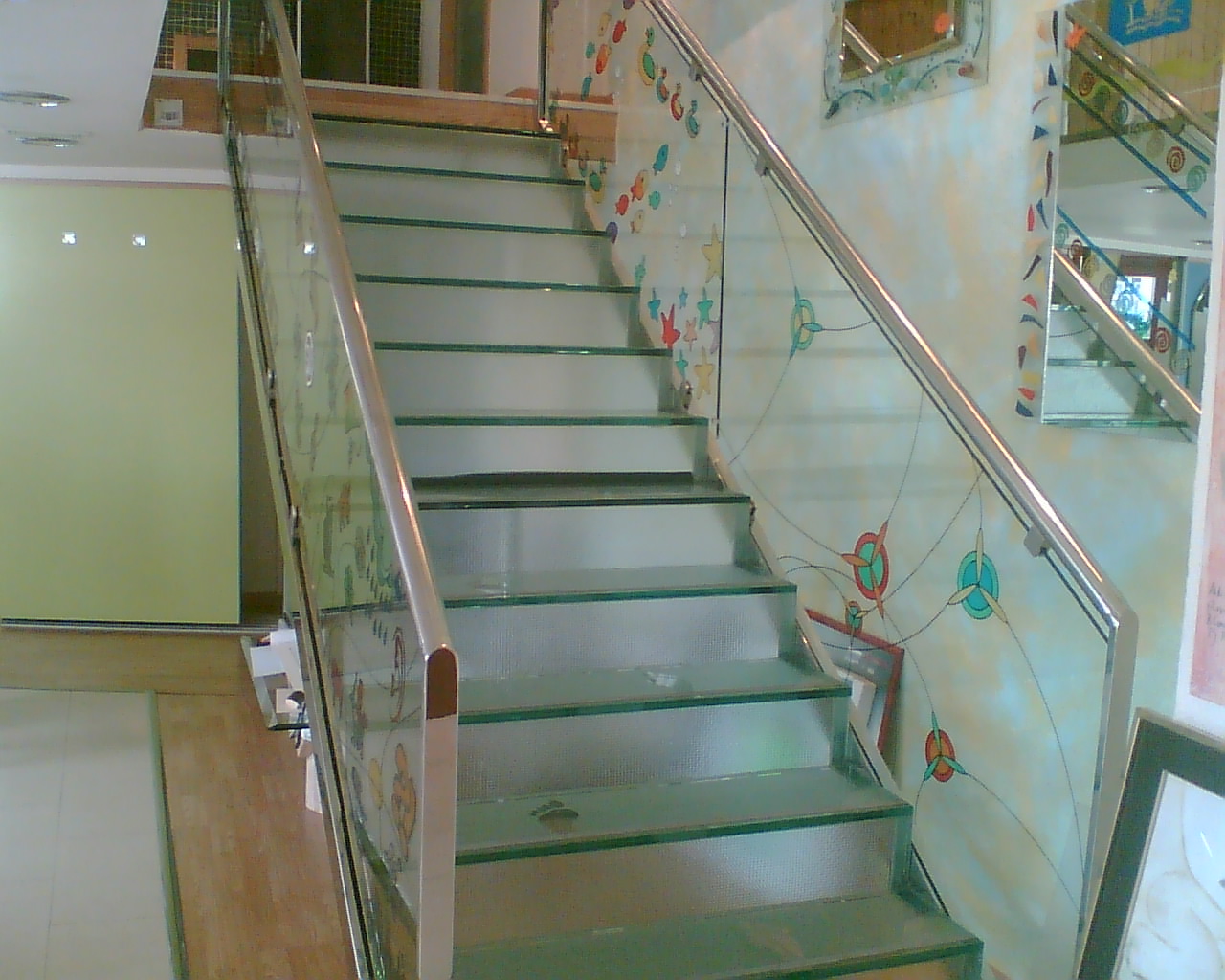Suelo pisable de vidrio LAMICID antideslizante en escalera