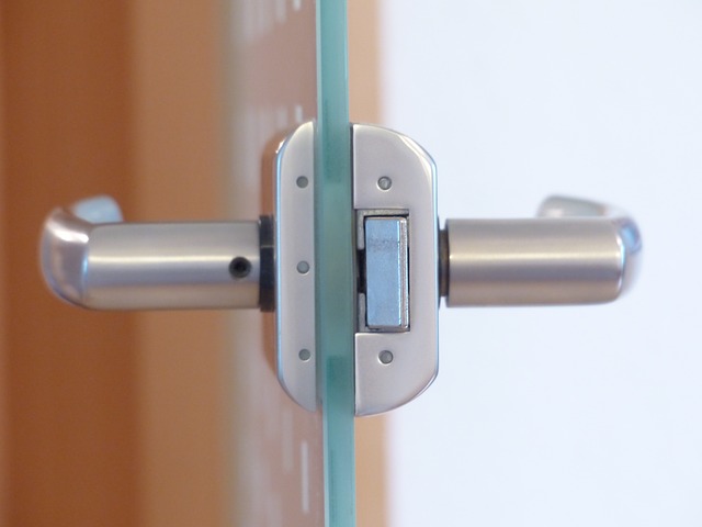 Puerta con vidrio laminado de seguridad antirrobo